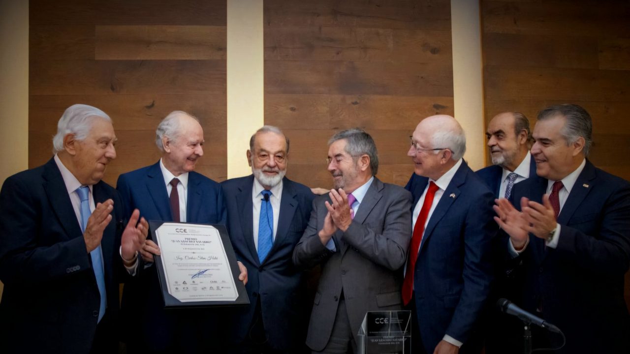 CCE da reconocimiento a Carlos Slim: ‘su amor por México contribuye al desarrollo’
