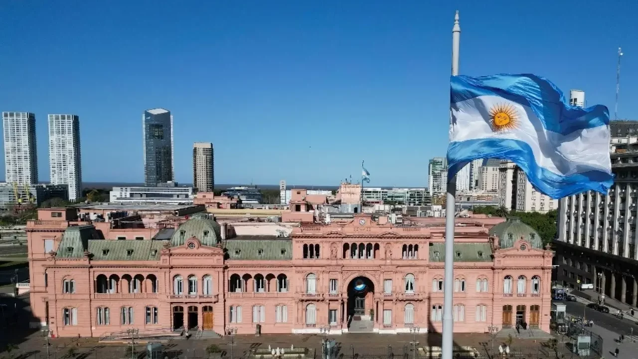 Gobierno de Milei licitará ‘lo antes posible’ ampliación de gasoducto clave de Vaca Muerta
