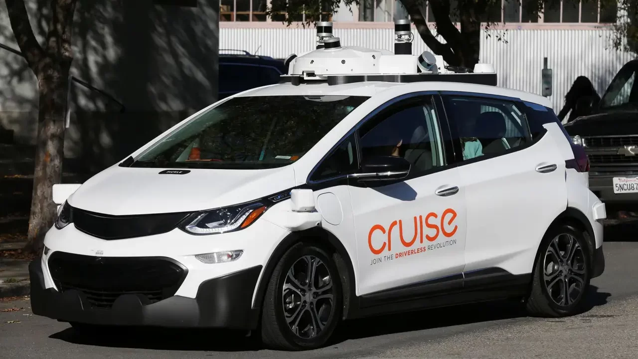 Cruise retira casi 1,200 robotaxis para cerrar investigación en EU