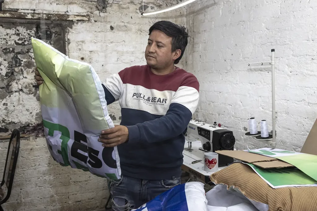 José Antonio, elabora camitas para perros con lonas electorales. Foto: ©Angélica Escobar/Forbes México.