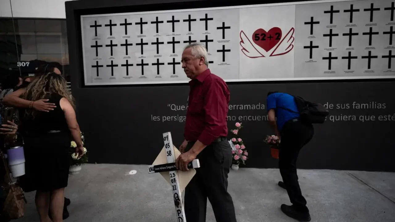 Inauguran memorial por víctimas de ataque al Casino Royale en Monterrey