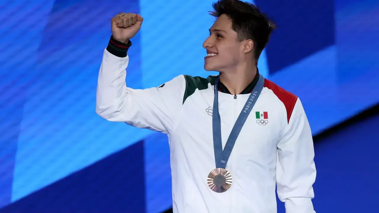 AMLO celebra el bronce del clavadista Osmar Olvera y defiende apoyo oficial a atletas