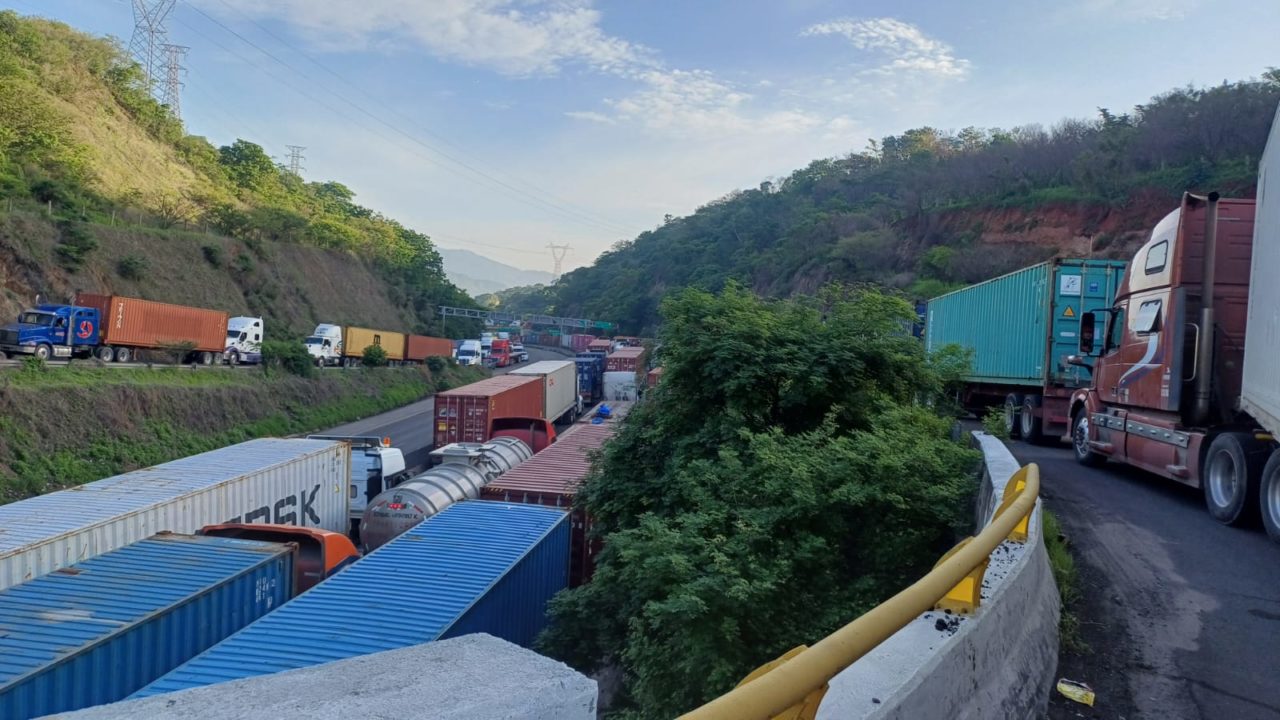 Colapsan vías que llevan al Puerto de Manzanillo por miles de tractocamiones
