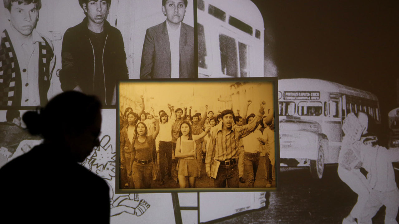 Con voces y ropa de víctimas y represores, exposición evoca la ‘Guerra sucia’ en México