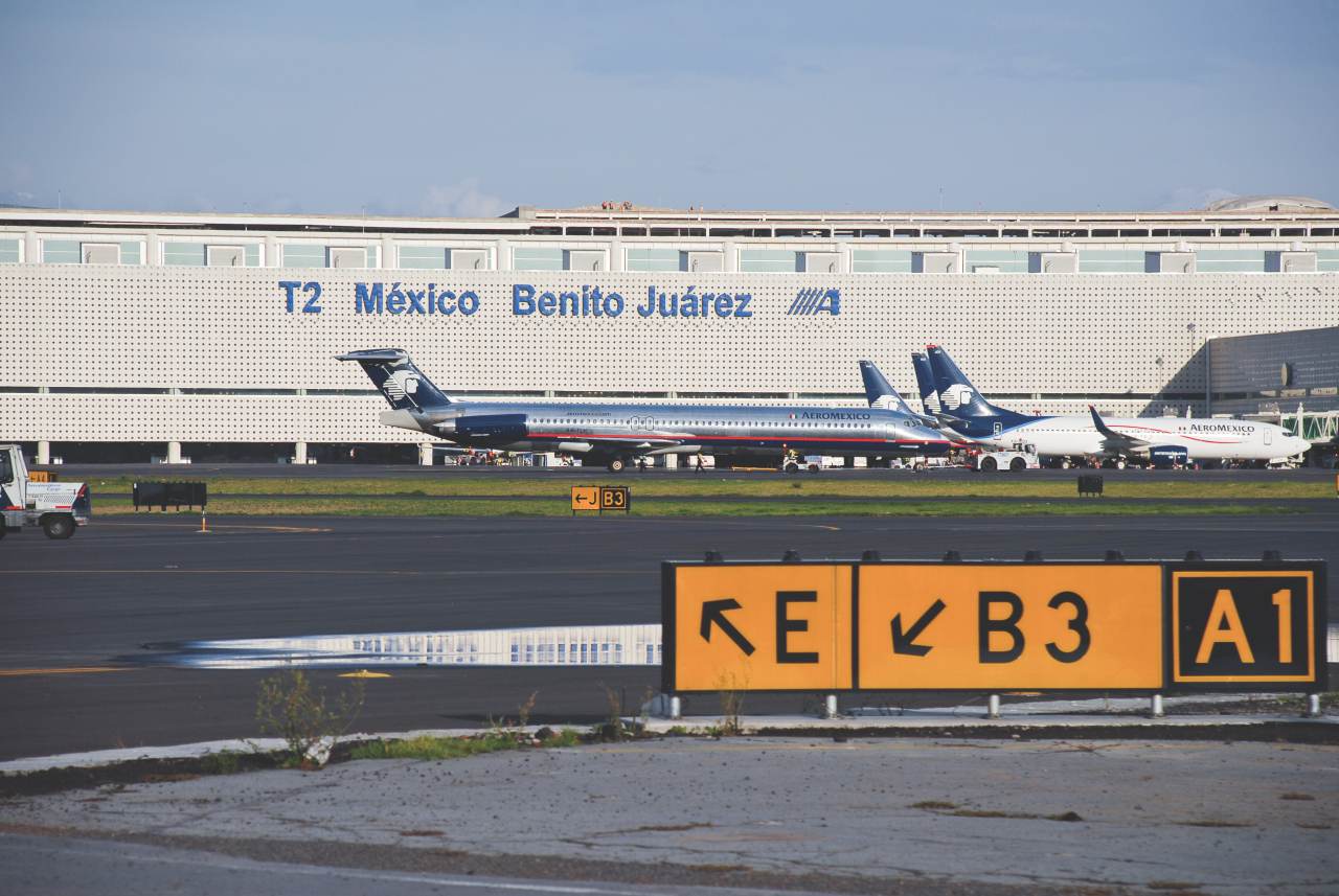 Acciones de grupos aeroportuarios caen más de 4%
