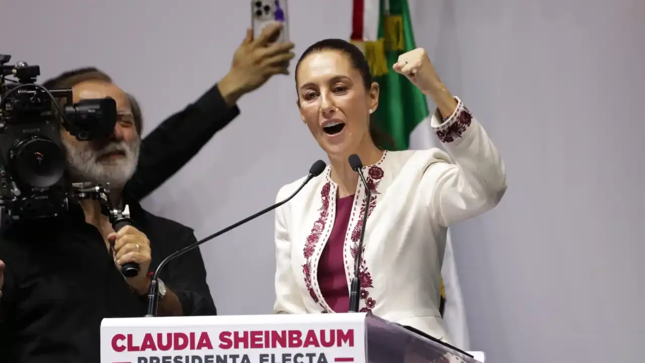 Sheinbaum festeja constancia recordando logros de AMLO