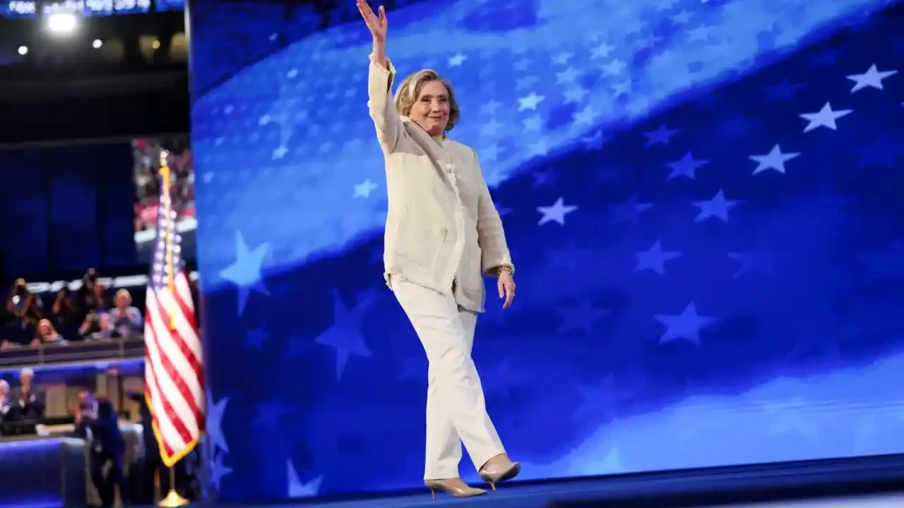 Hillary Clinton anima a Harris a romper techo de cristal: ‘Este es nuestro momento’
