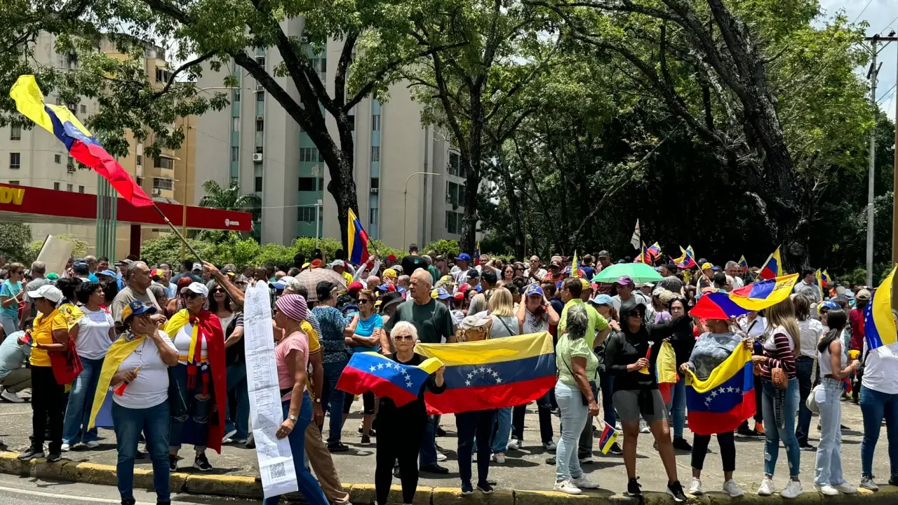 Cientos de venezolanos protestan contra el fallo que validó la reelección de Maduro