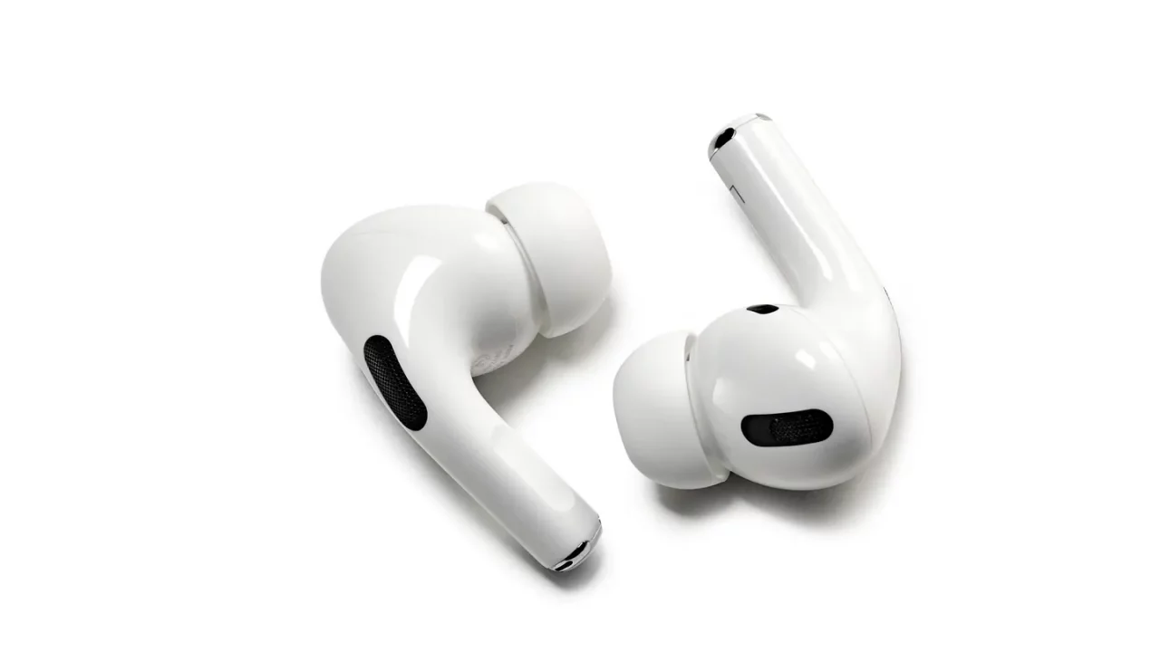 FDA aprueba el primer software de audífonos para los Apple AirPods; ayudará con pérdida auditiva
