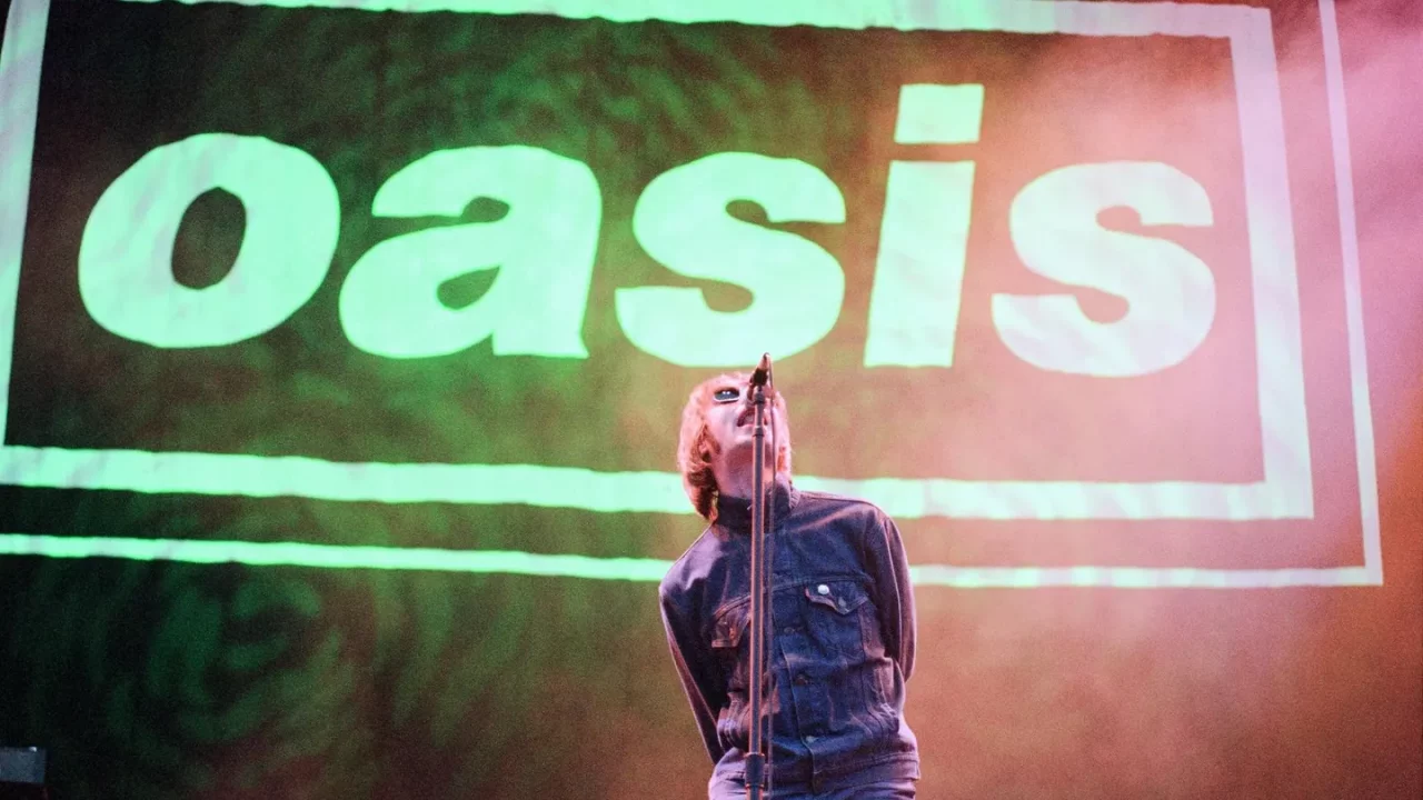 La reunión de Oasis lleva a «Definitely, Maybe» de nuevo a lo más alto de las listas