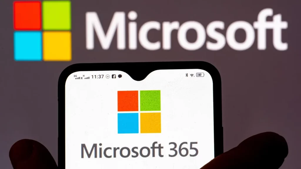 En esta ilustración fotográfica, se ve el logotipo de Microsoft 365 en un teléfono inteligente y Microsoft Logotipo en el fondo. (Ilustración fotográfica de Igor Golovniov/SOPA Images/LightRocket vía Getty Images)