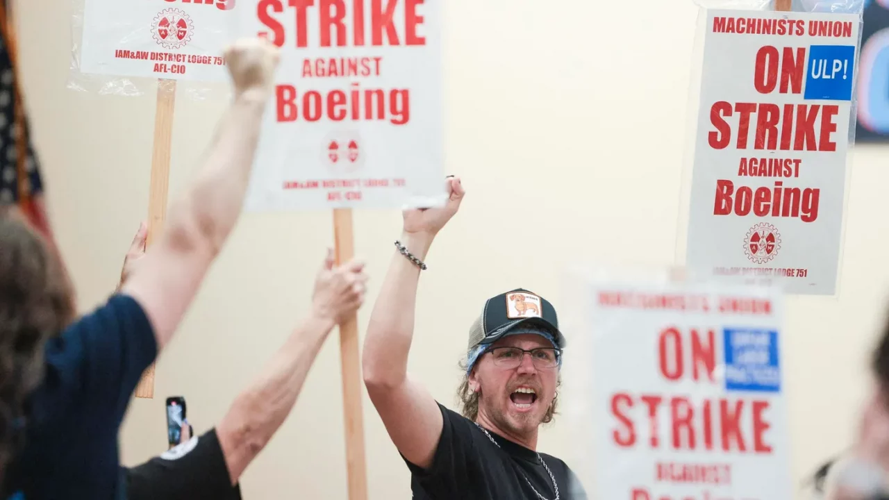 Trabajadores de Boeing votan a favor de ir a la huelga y rechazan oferta de aumento salarial
