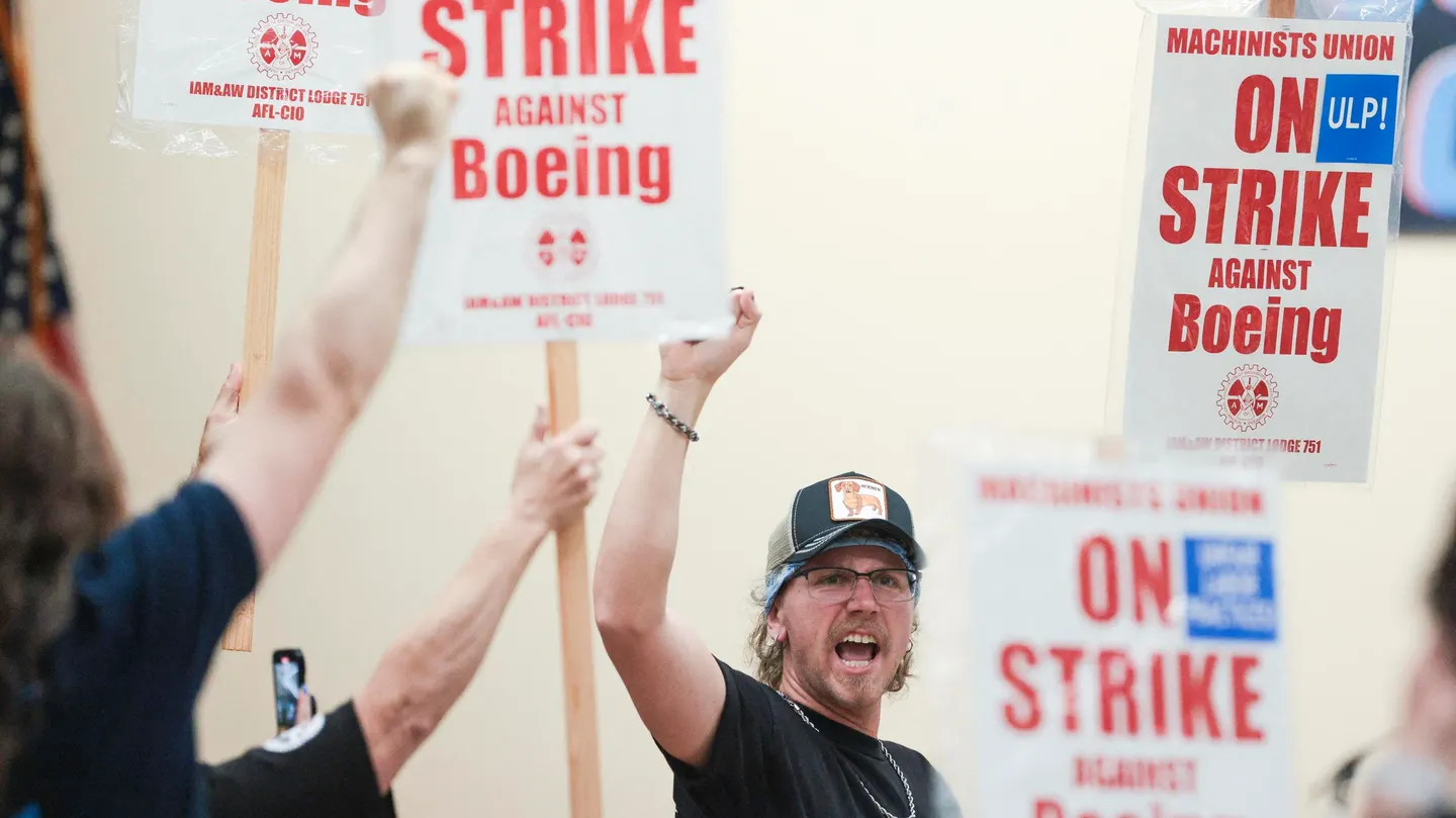 Trabajadores de Boeing votan a favor de ir a la huelga y rechazan oferta de aumento salarial