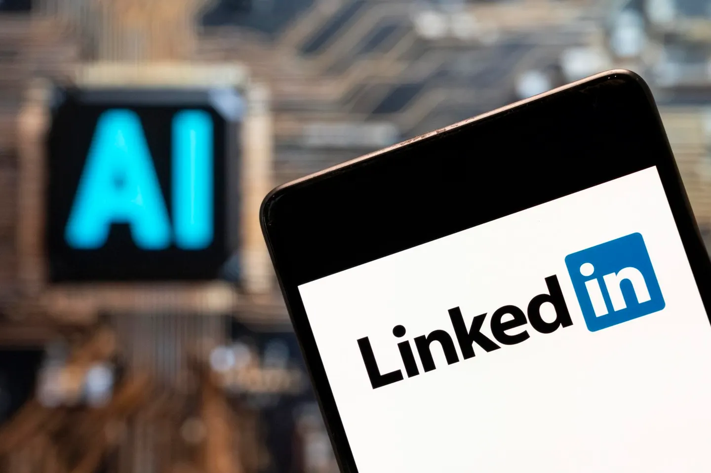 LinkedIn está usando tus datos para entrenar a Microsoft, OpenAI y sus propios modelos de IA: aquí te decimos cómo desactivarlo
