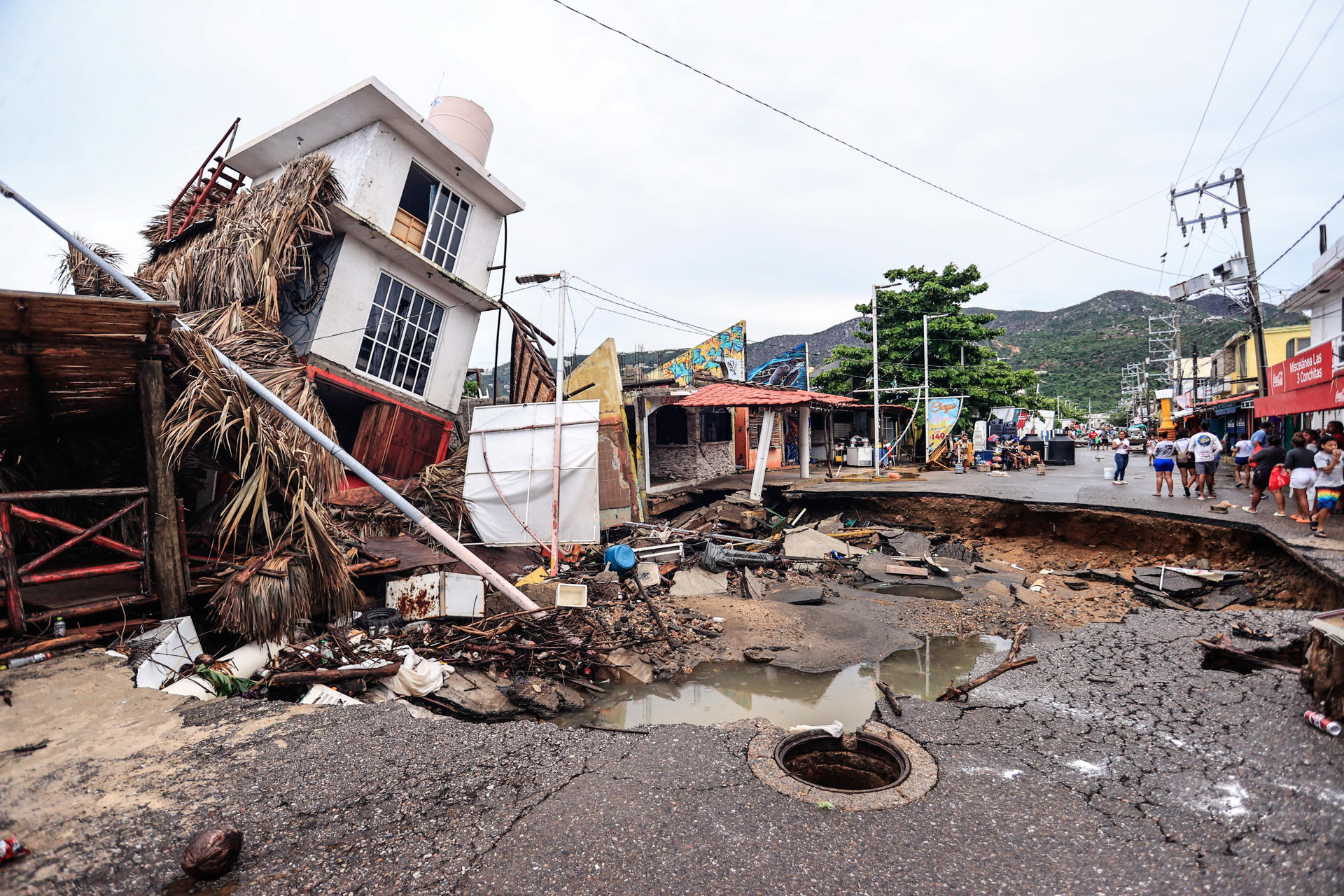 AMLO promete apoyo a 15,000 familias de Acapulco afectadas por el huracán John