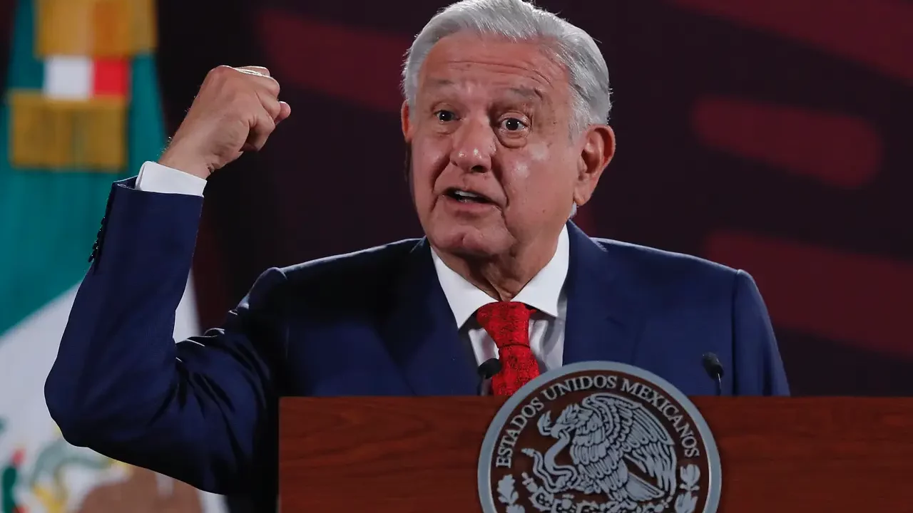 AMLO renuncia a su militancia en Morena y afirma que está ‘muy contento’ con la nueva dirigencia