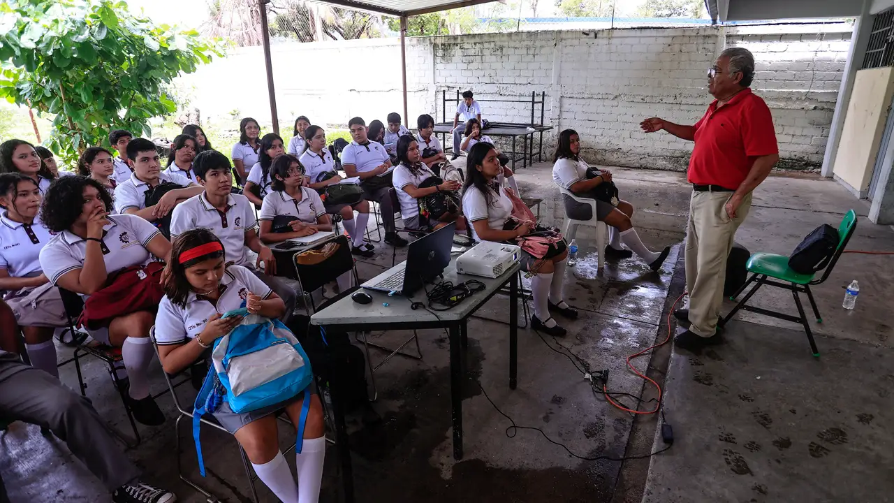Escuelas de Acapulco tienen clases aún con estragos del huracán Otis