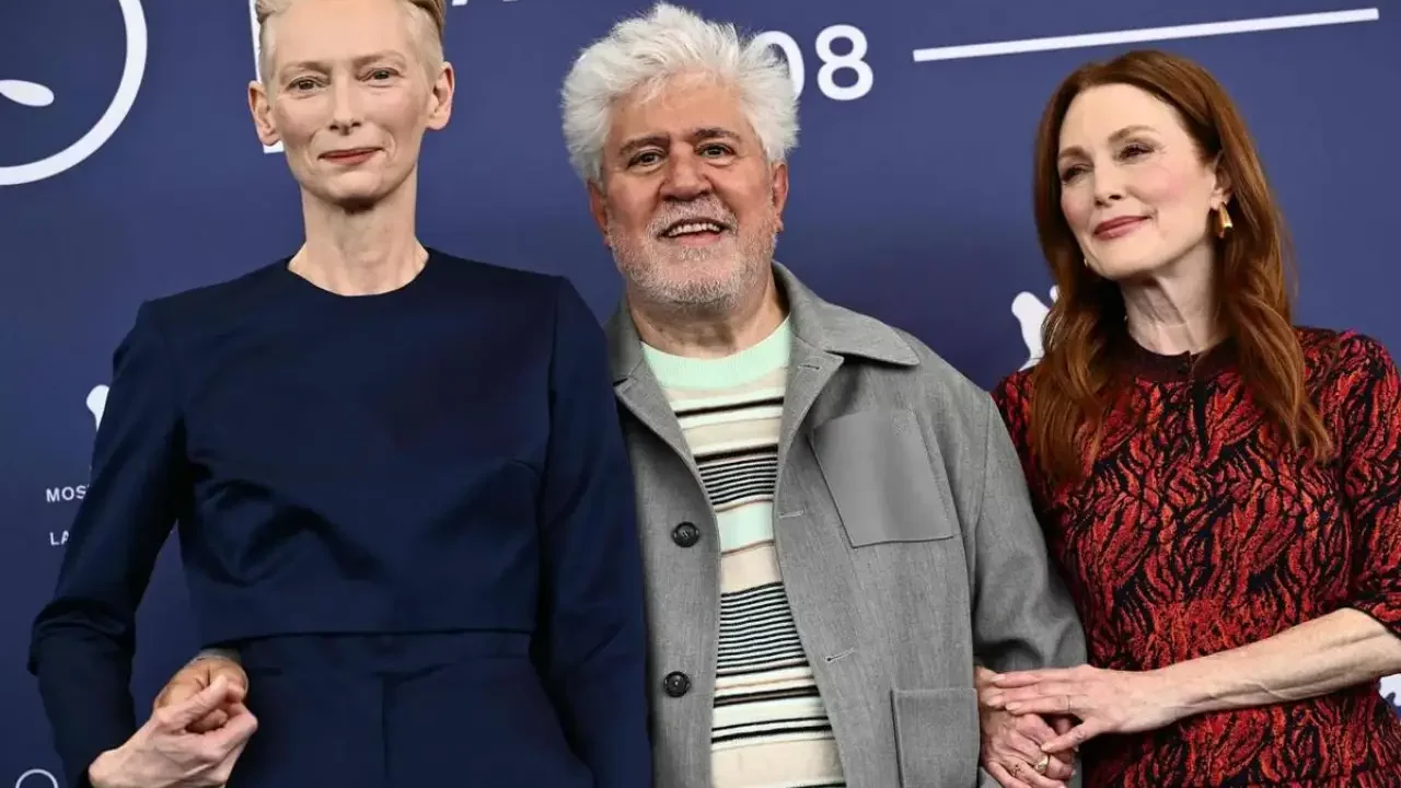 Almodóvar condena los discursos de odio durante la Mostra de Venecia: ‘Mi película es lo opuesto a ellos’