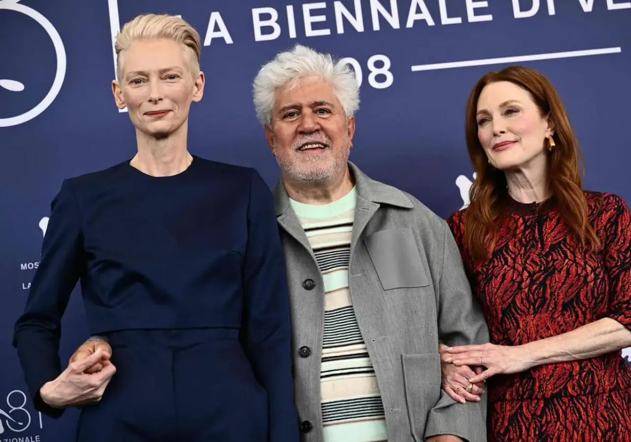 Almodóvar condena los discursos de odio durante la Mostra de Venecia: ‘Mi película es lo opuesto a ellos’