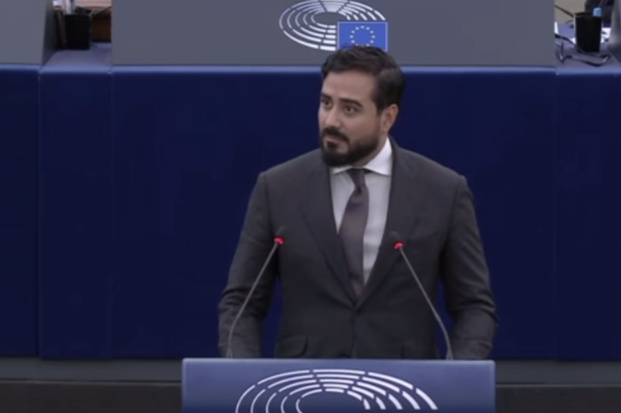 Eurodiputado Alvise Pérez exhibe por redes sociales los privilegios políticos del Parlamento de Bruselas