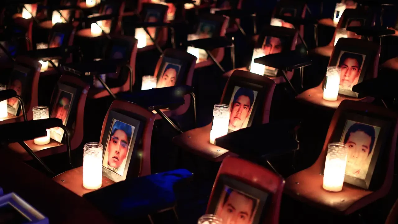 10 años después de la desaparición de los 43 estudiantes, la escuela de Ayotzinapa conmemora la lucha