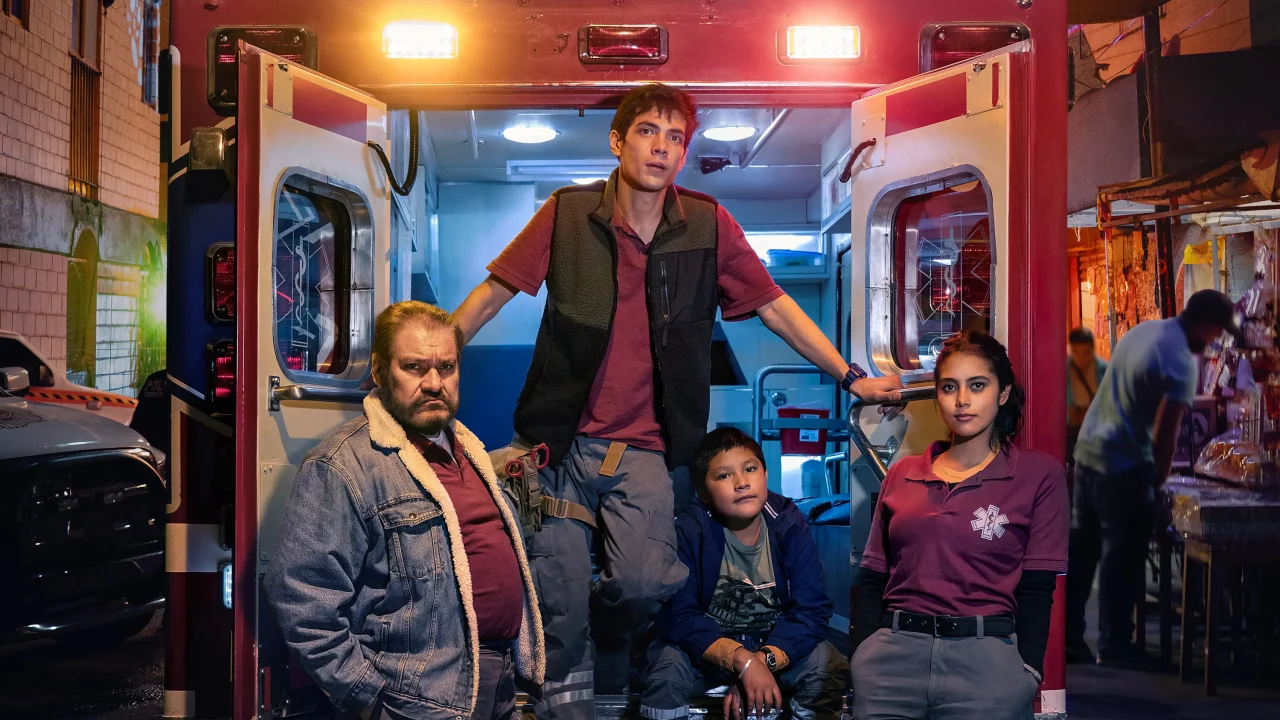 La serie ‘Familia de Medianoche’, un retrato de la labor de los paramédicos en la CDMX; charlamos con sus protagonistas