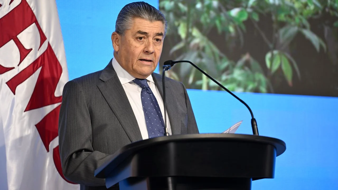 Empresas deben dar salarios dignos para no depender de programas sociales: CEO de FEMSA