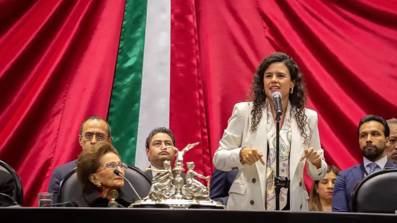 Luisa María Alcalde entrega sexto informe de AMLO, lo aclama y enciende al Congreso