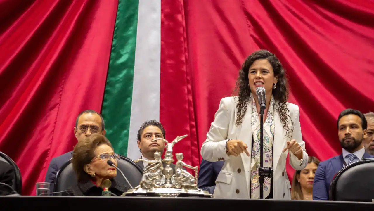 Luisa María Alcalde entrega sexto informe de AMLO, lo aclama y enciende al Congreso