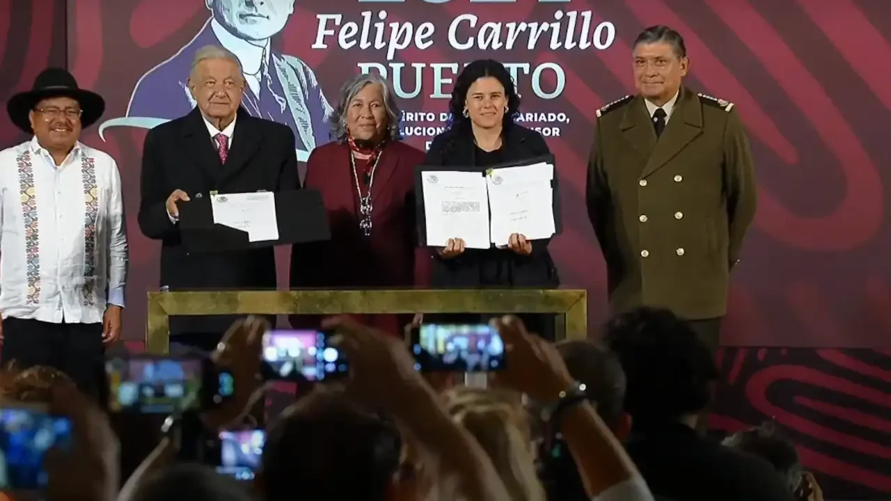 AMLO se despide en su conferencia; firma reforma constitucional de la Guardia Nacional y la de pueblos indígenas