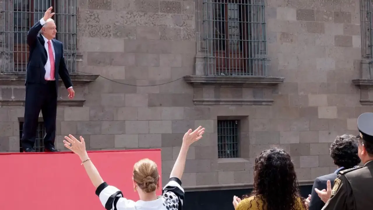 AMLO pregunta a la gente en el Zócalo si los jueces deben elegirse por voto popular; gritan ¡fuera Piña’