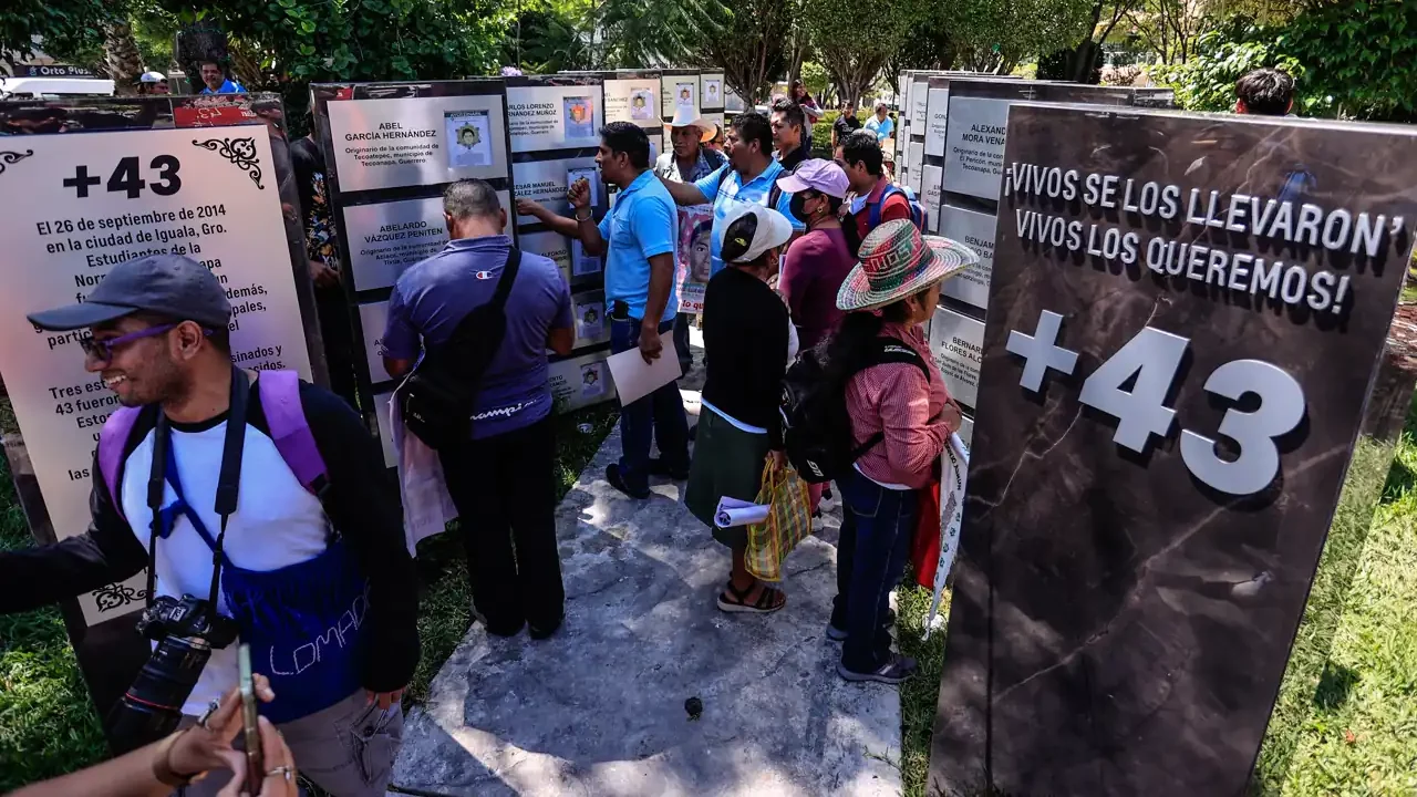 Rabia y decepción con AMLO en los actos por los 10 años de los 43 desaparecidos de Ayotzinapa