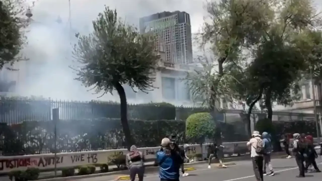 Activistas de Ayotzinapa lanzan petardos a la Secretaría de Gobernación