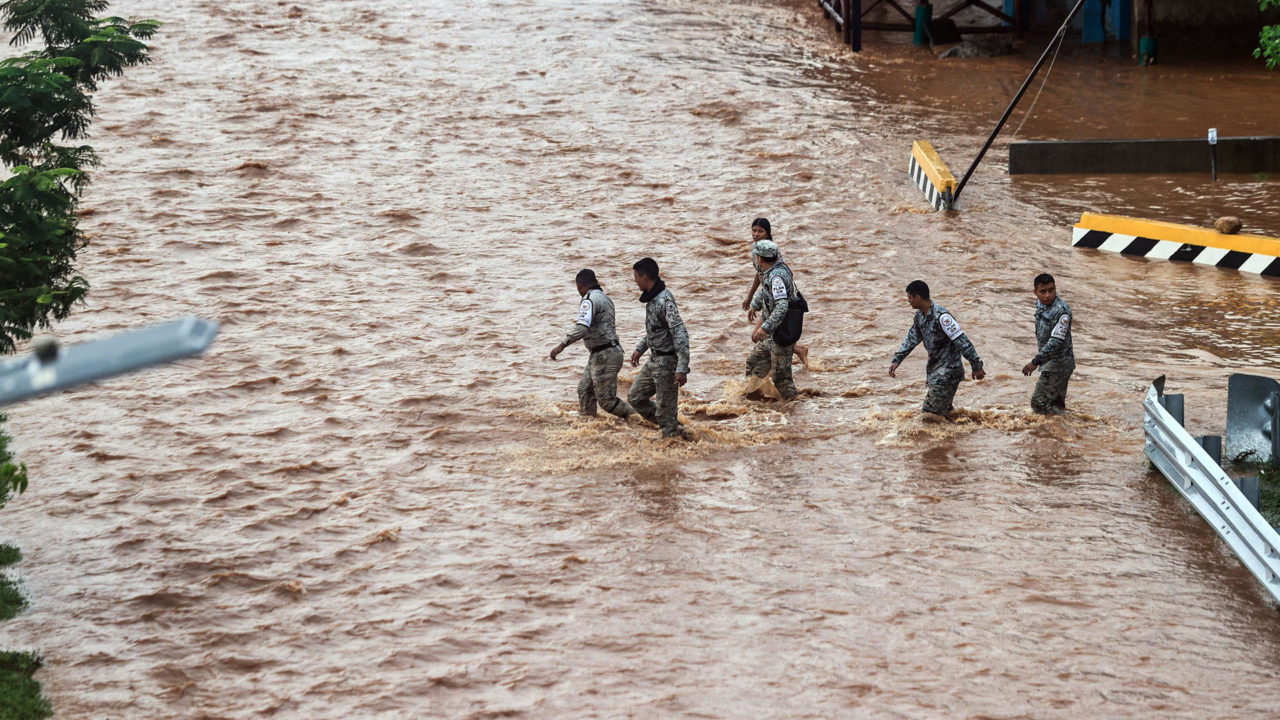 John desciende a tormenta tropical y permanece cercano a las costas de Michoacán