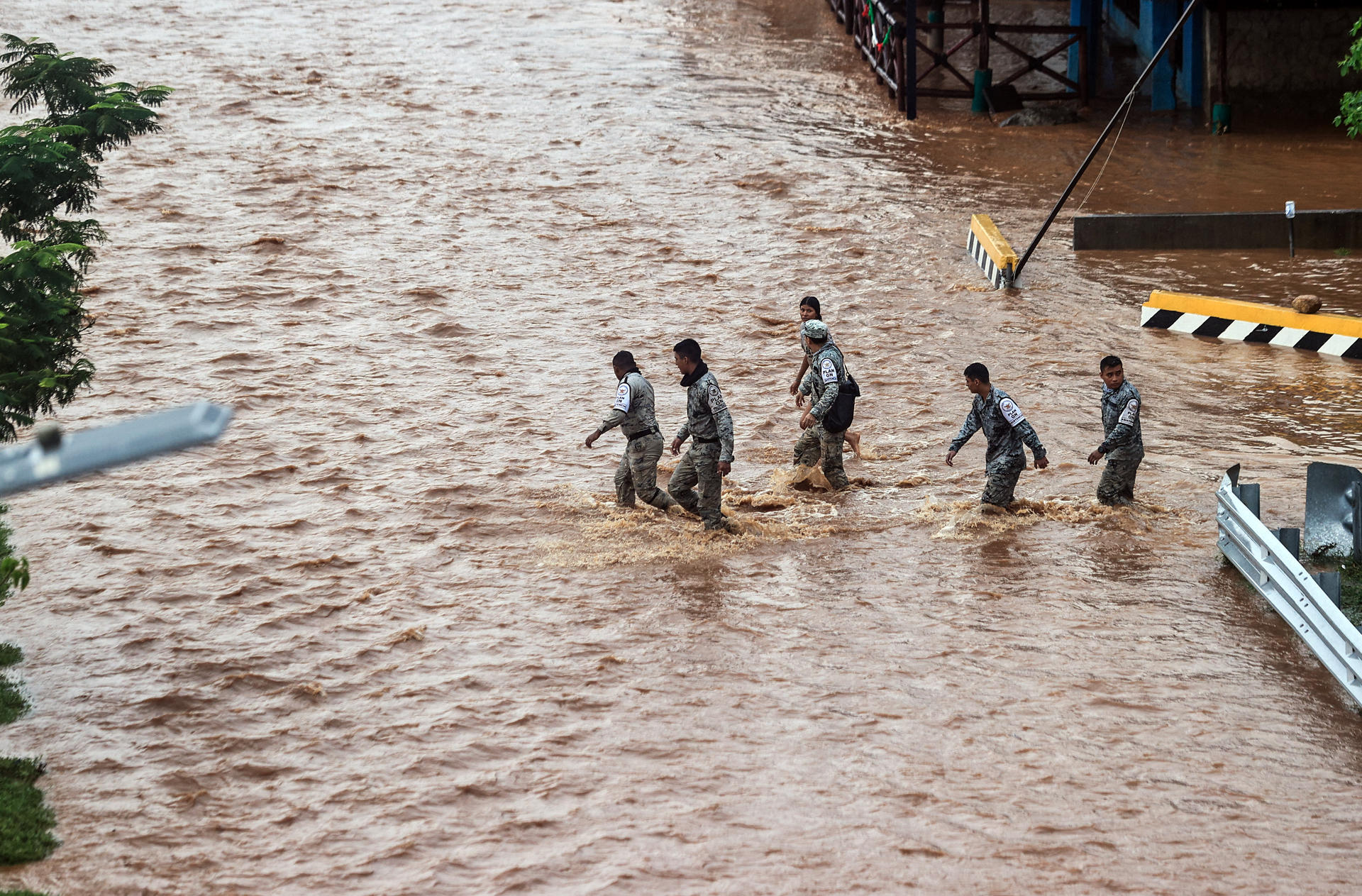 John desciende a tormenta tropical y permanece cercano a las costas de Michoacán