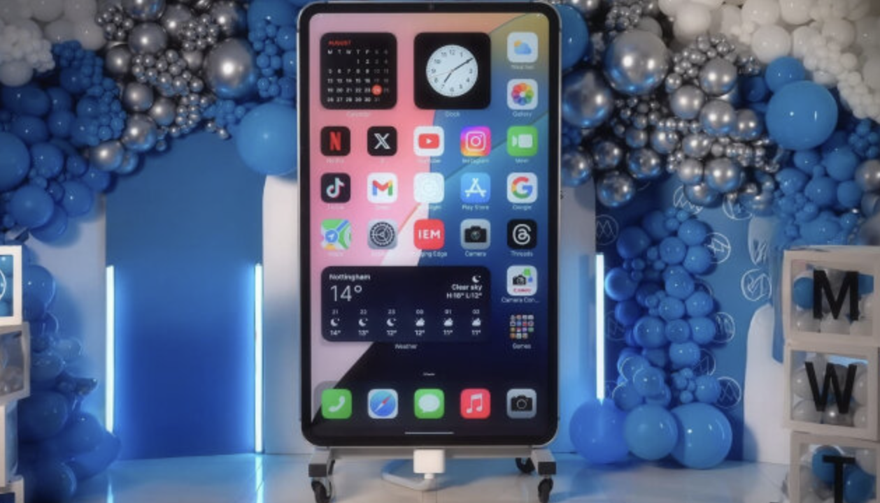 Youtubers crean réplica del iPhone 15 y recibe el Guinness al smartphone más grande del mundo
