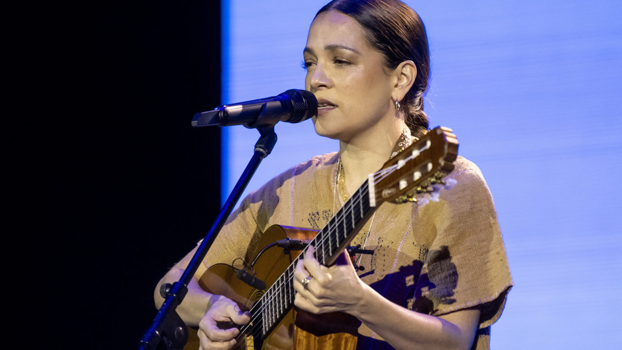 Natalia Lafourcade canta ante un cuadro de la Virgen de Guadalupe en el Museo del Prado