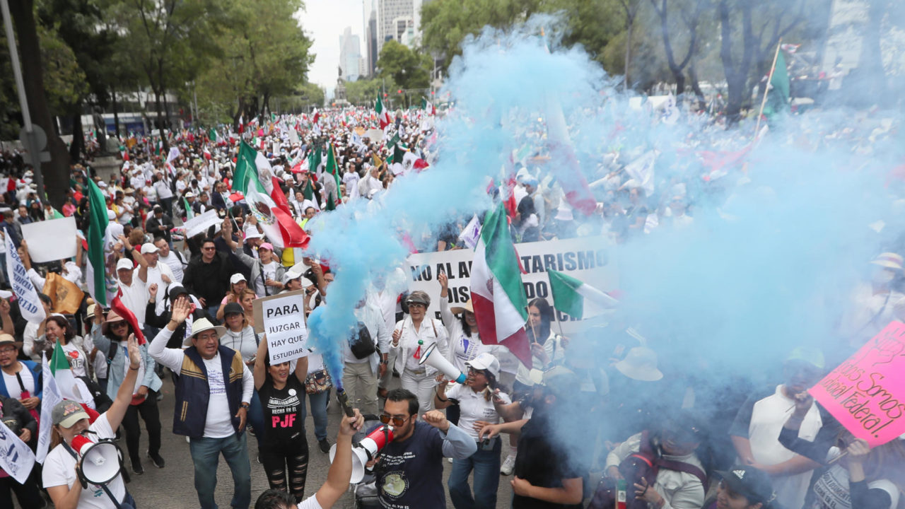 Ciudadanos, estudiantes y la oposición marchan contra la reforma judicial de AMLO