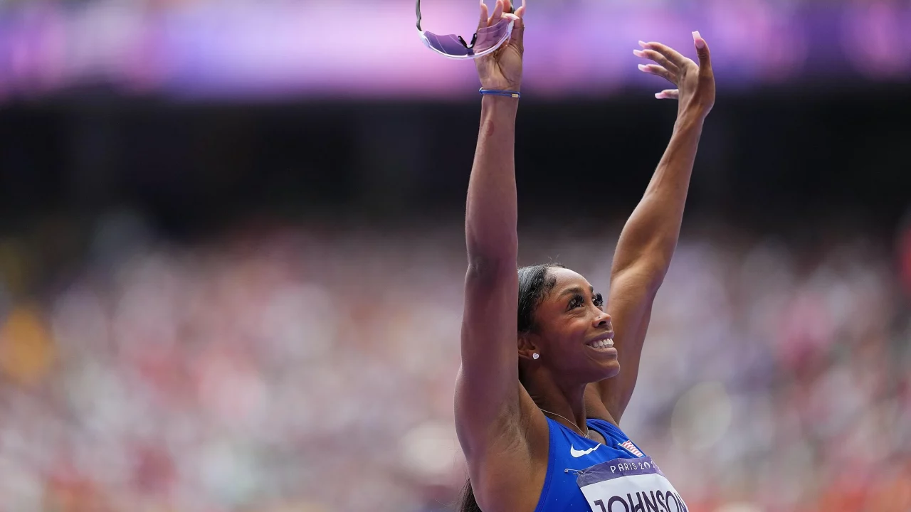 Así es como la atleta olímpica Alaysha Johnson lucha por transformar el futuro del atletismo