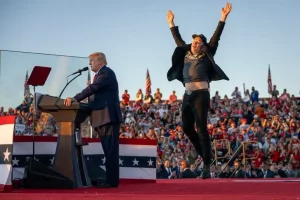 Elon Musk, director ejecutivo de Tesla, salta al escenario durante un mitin de campaña del expresidente y candidato presidencial republicano Donald Trump.AFP vía Getty Images