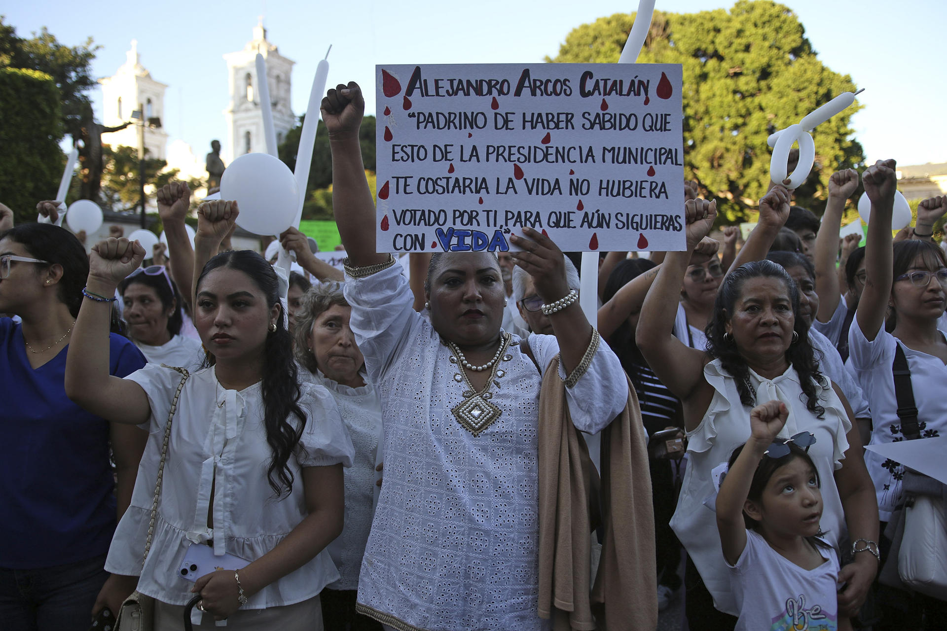 Miles de personas marchan en Chilpancingo para exigir justicia por asesinato de alcalde