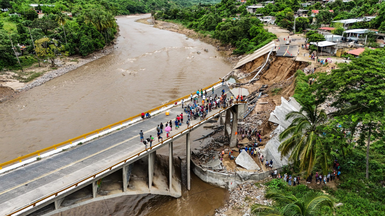 Damnificados de Guerrero reciben despensas del gobierno
