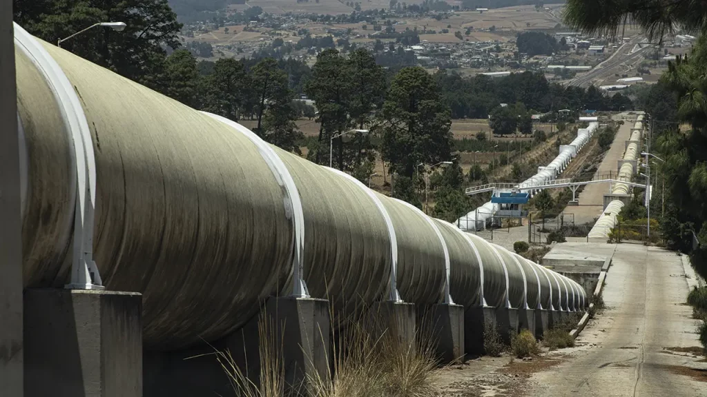 Por estas tuberías de 3 metros de diámetro asciende el agua después de pasar por el proceso de potabilización en la planta Los Berros, para empezar a ser distribuida por todo el sistema. Foto: ©Angélica Escobar / Forbes México.