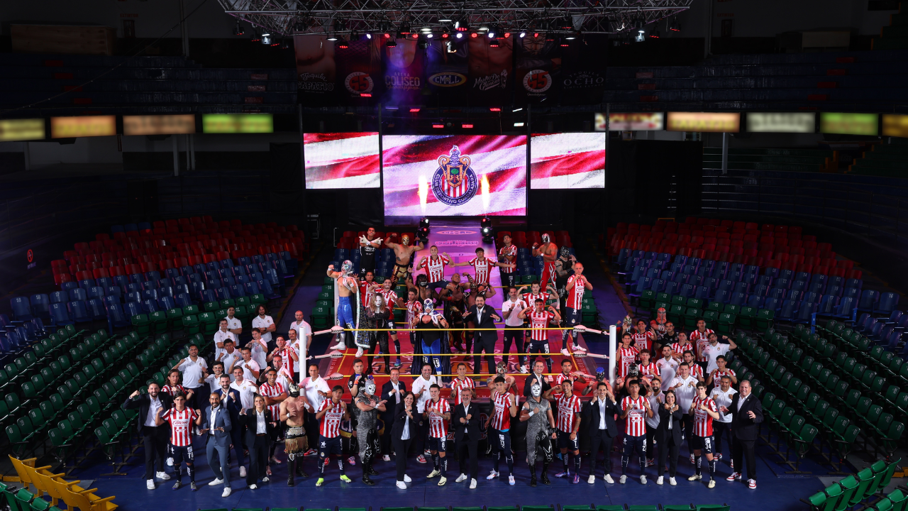 Jugadores de Chivas detonan petardo previo a conferencia de prensa