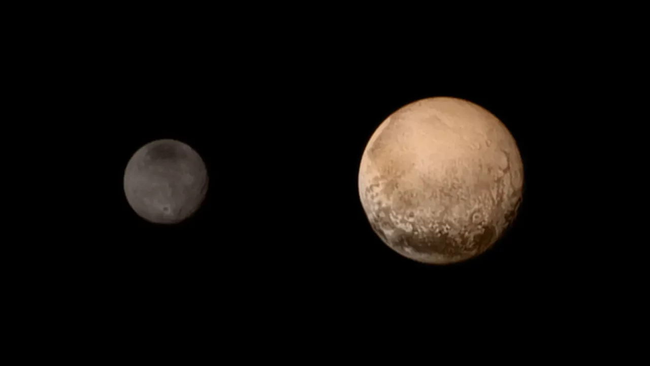 Telescopio James Webb revela sorprendentes detalles de Caronte, la luna más grande de Plutón