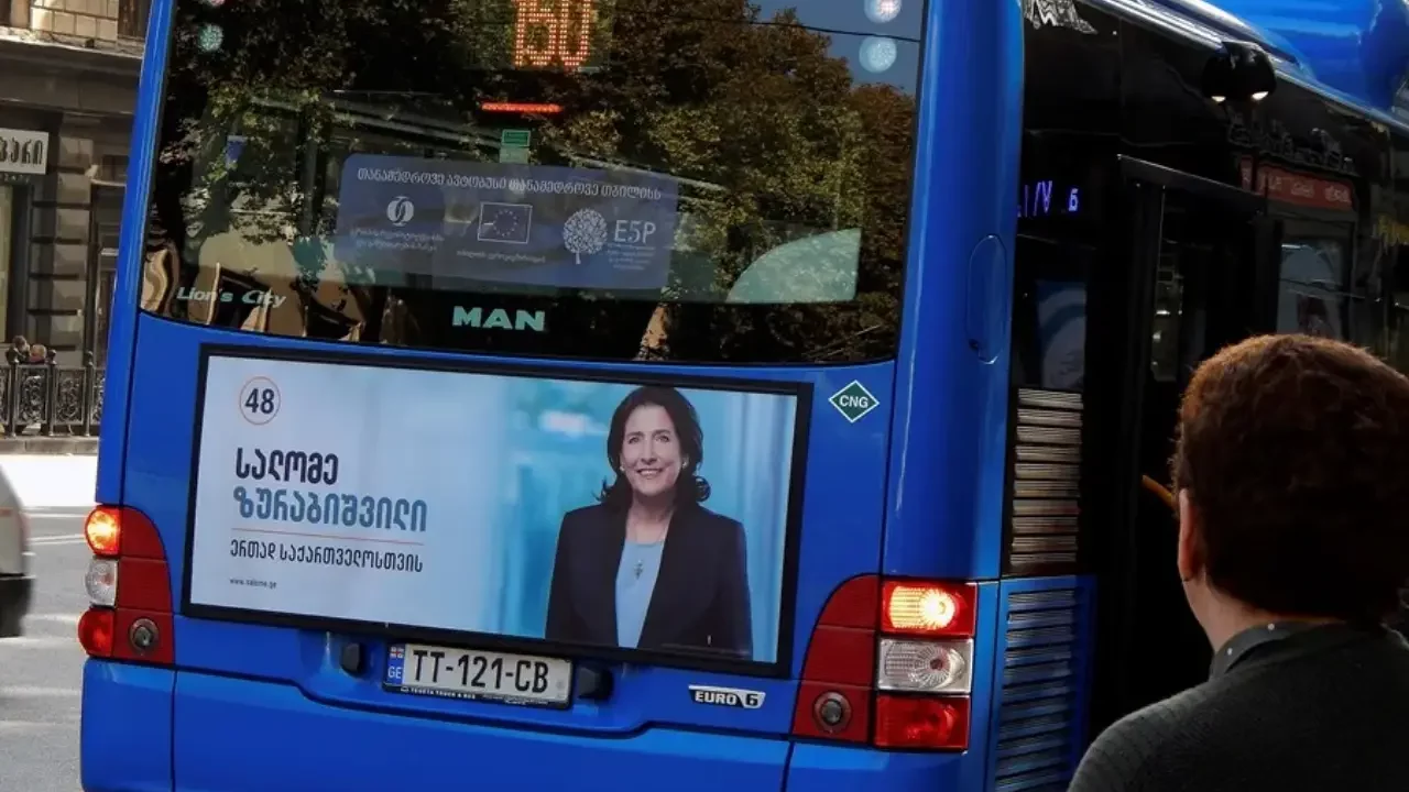 Una perra encuentra dueño tras recorrer la capital de Georgia en autobús durante semanas