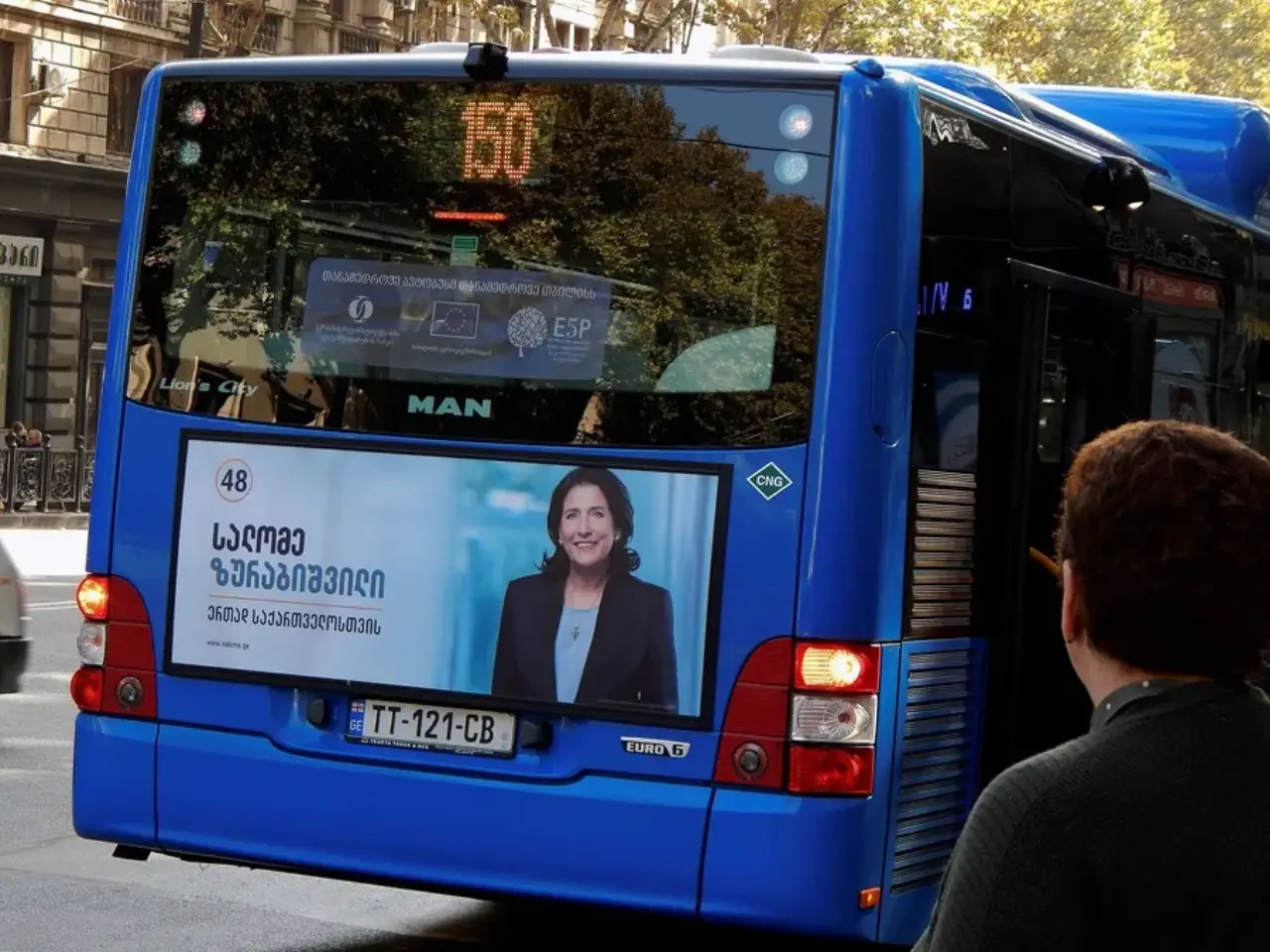 Una perra encuentra dueño tras recorrer la capital de Georgia en autobús durante semanas