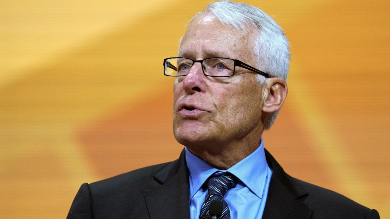 Rob Walton, el mayor de los herederos de Walmart, se une al club de los 100 mil mdd por primera vez