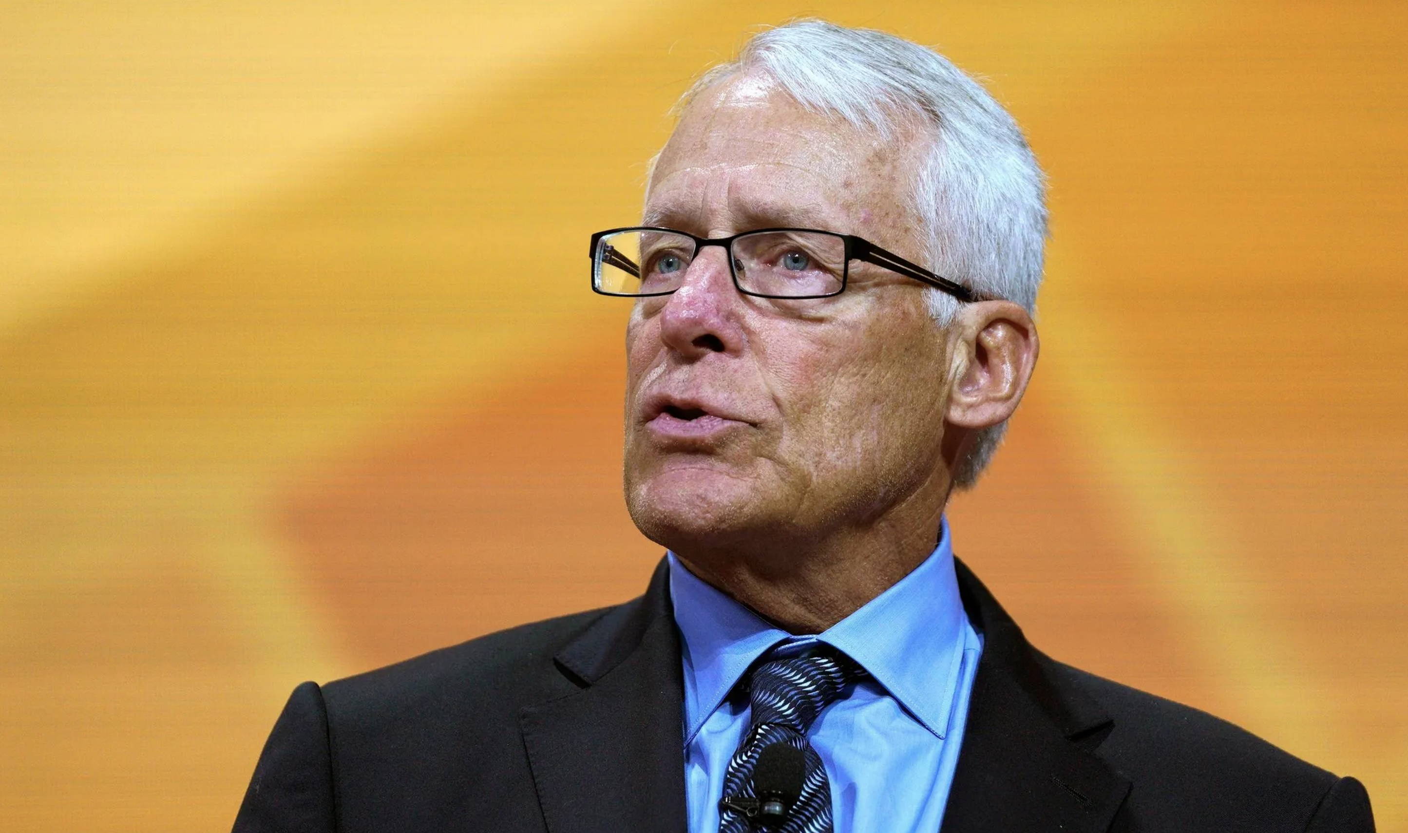 Rob Walton, el mayor de los herederos de Walmart, se une al club de los 100 mil mdd por primera vez