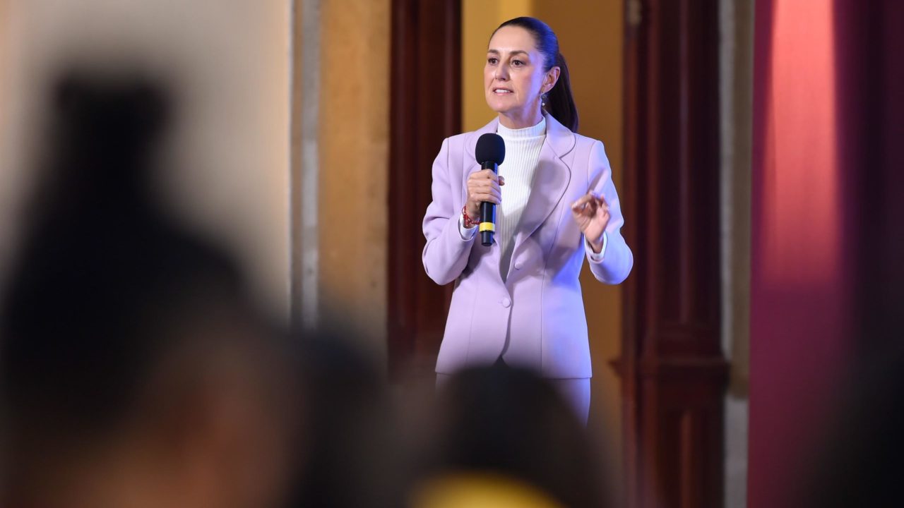 Sheinbaum admite estrategia para frenar llegada de migrantes con vuelos de repatriación